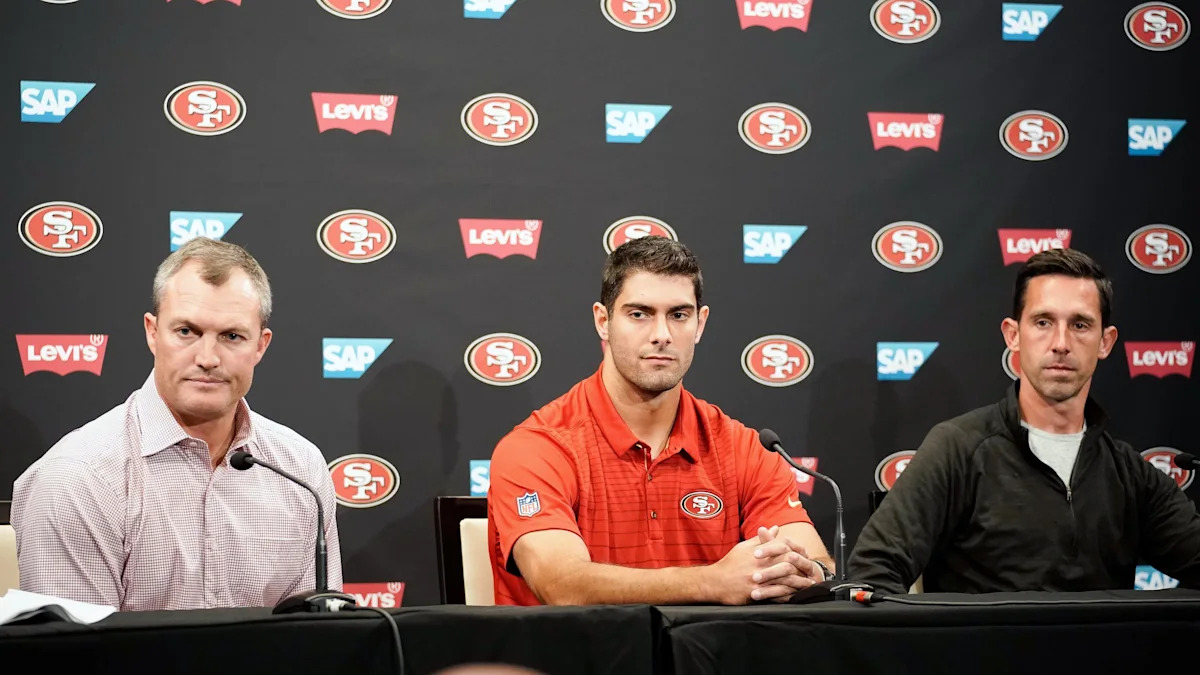 John Lynch, Jimmy Garoppolo e Kyle Shanahan na apresentação do quarterback aos 49ers, em outubro de 2017.