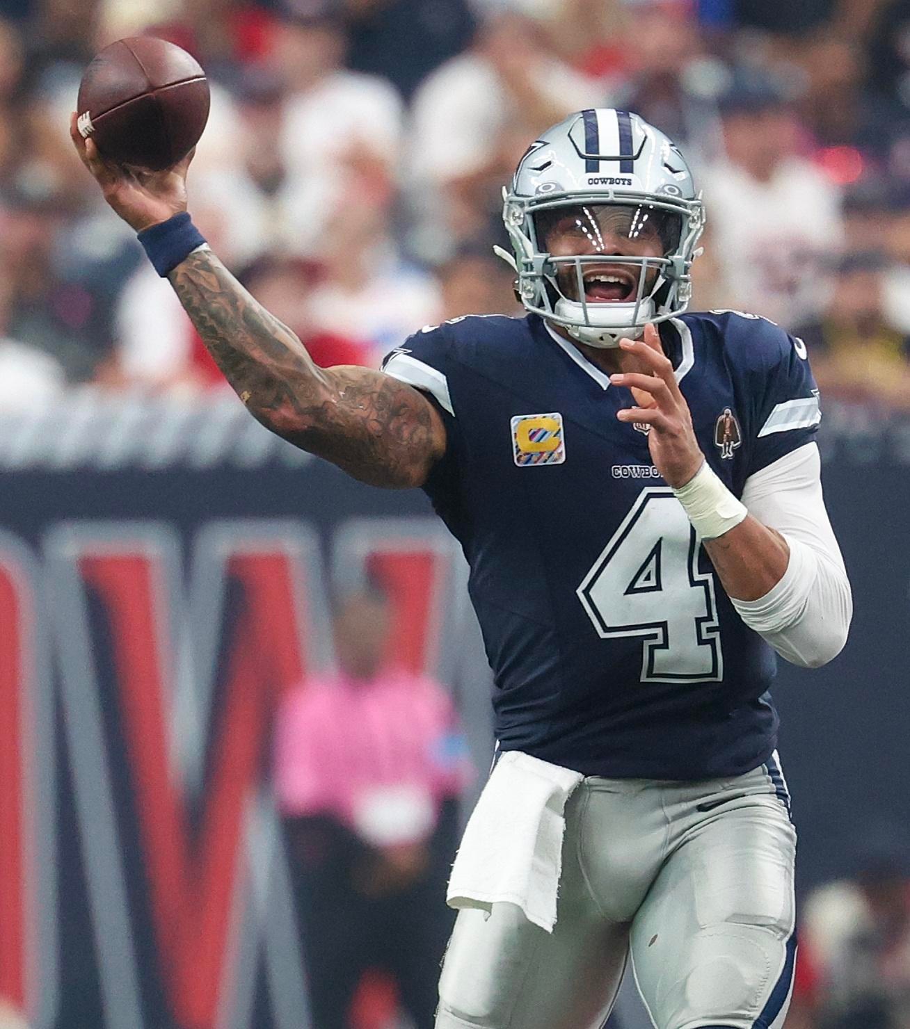 Dak Prescott prepara um passe pelos Dallas Cowboys.