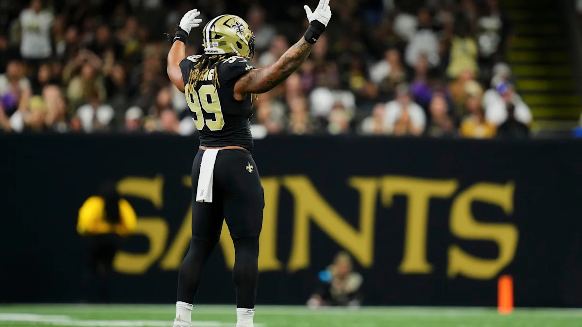 Chase Young reage após uma jogada dos Saints contra os Vikings, em outubro de 2026.