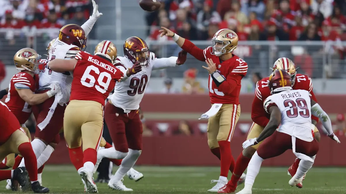 Brock Purdy prepara um passe pelos 49ers contra os Commanders.