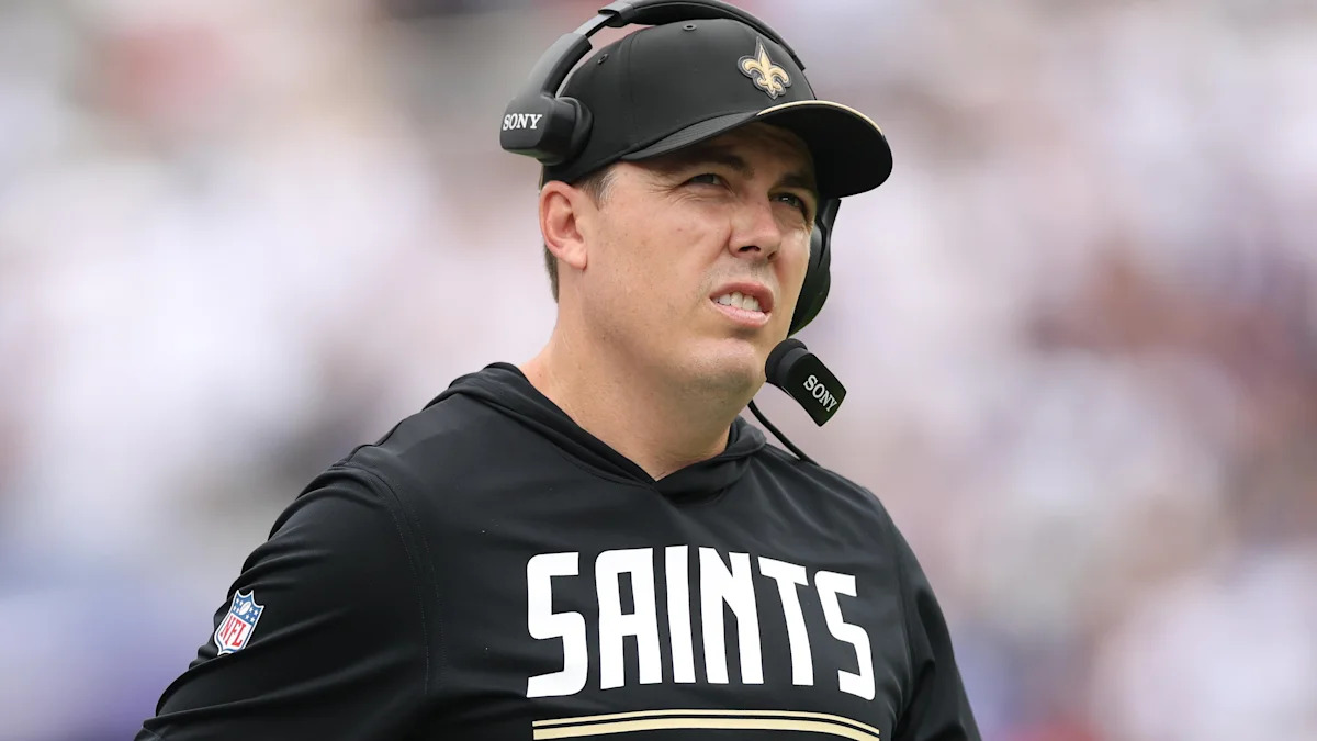 Kellen Moore acompanha uma atividade dos Saints.