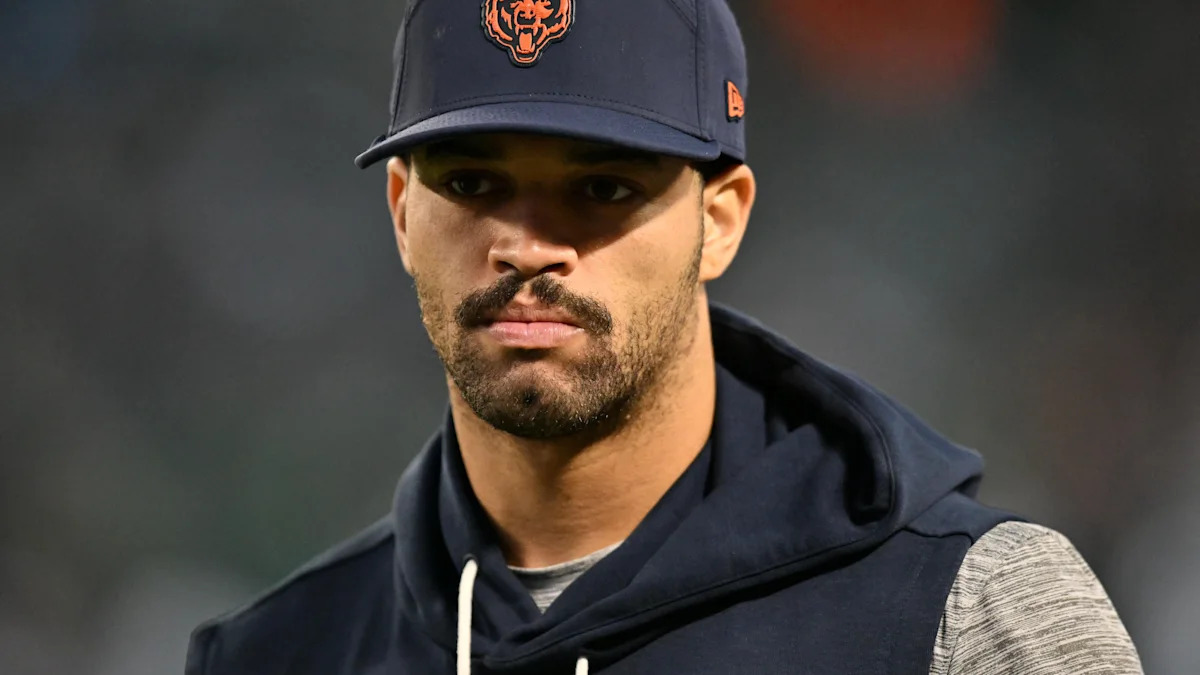 Caleb Williams usa boné e agasalho dos Bears em imagem da entrevista sobre o confronto com Atlanta.