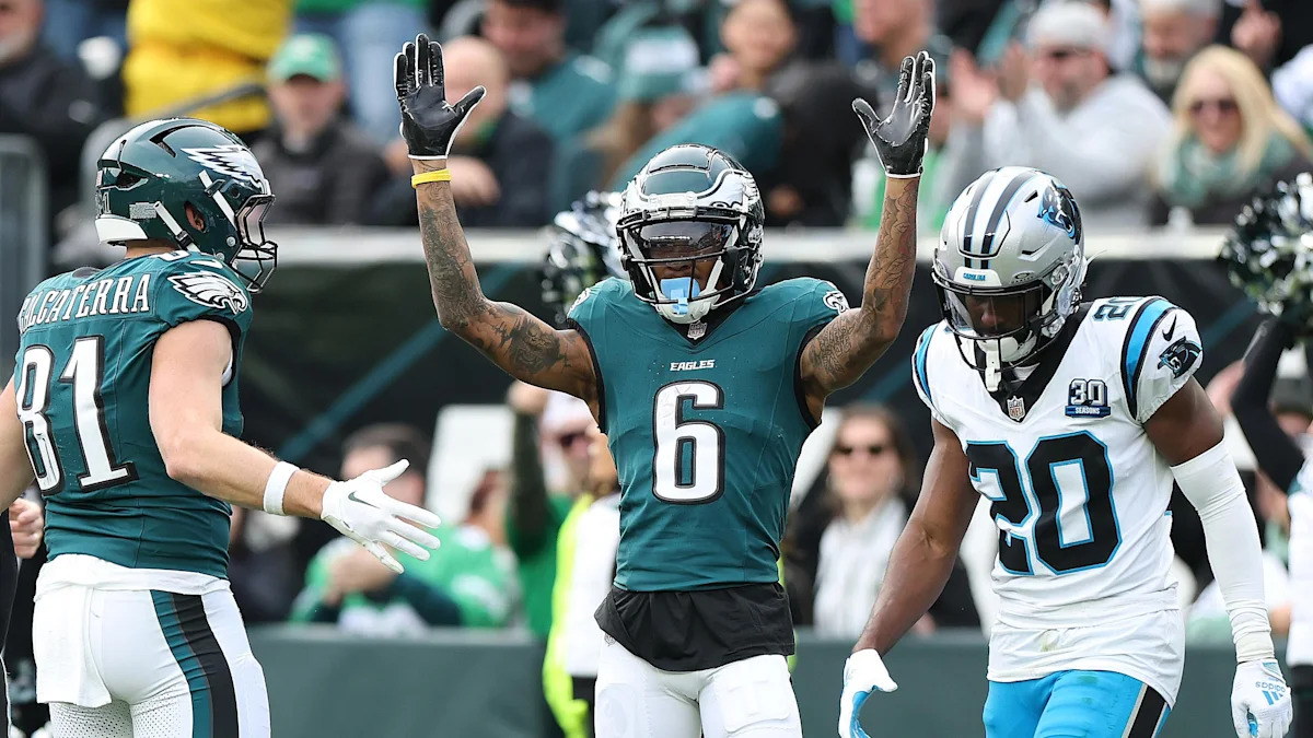 DeVonta Smith pede um touchdown durante Eagles e Panthers em dezembro de 2024.
