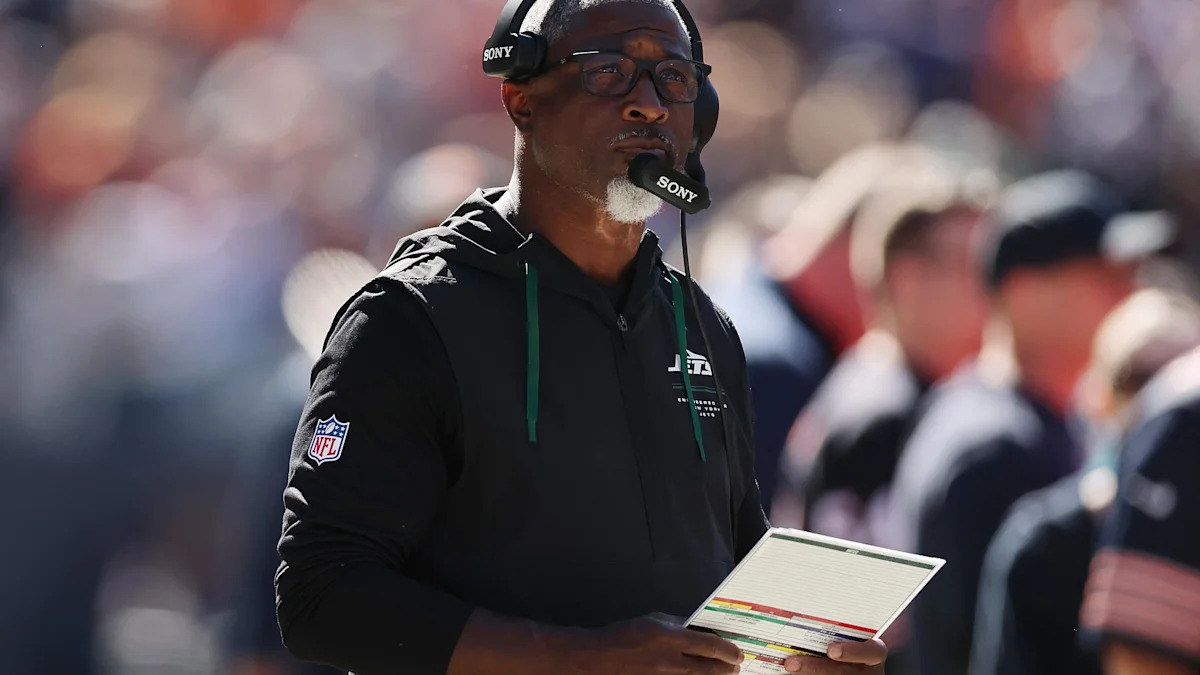 Integrante da comissão técnica dos Jets acompanha a partida à beira do campo.