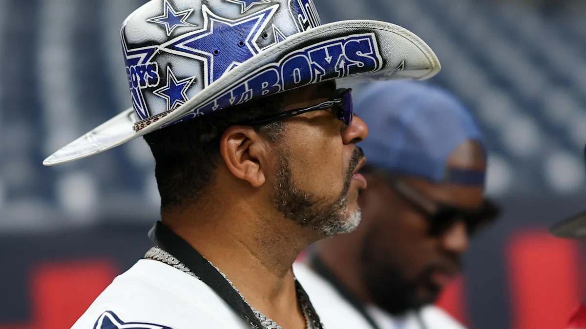 Torcedor dos Cowboys acompanha a partida usando um chapéu com símbolos da equipe.