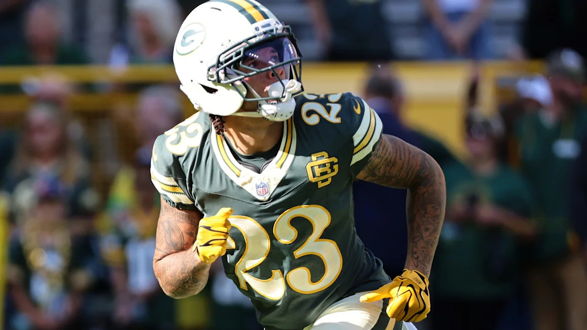 Skyy Moore acompanha uma jogada com o uniforme dos Packers.