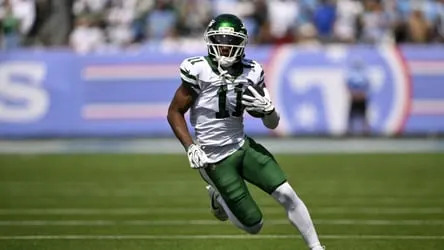 Omar Cooper Jr. corre com a bola durante uma partida dos Jets.
