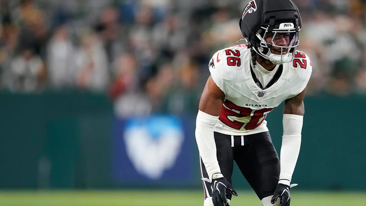 Jogador dos Falcons se posiciona em campo durante uma partida.