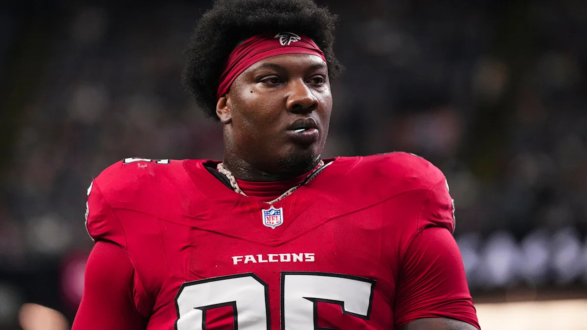 Gervon Dexter Sr. com o uniforme dos Falcons antes de uma partida.