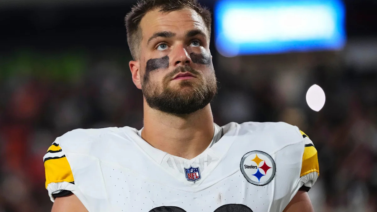 Pat Freiermuth, dos Steelers, observa o campo durante uma partida.