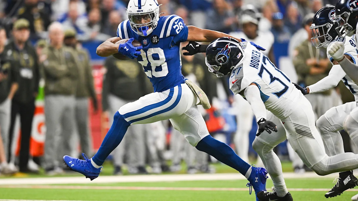 Jonathan Taylor avança com a bola pelos Colts contra a defesa adversária.