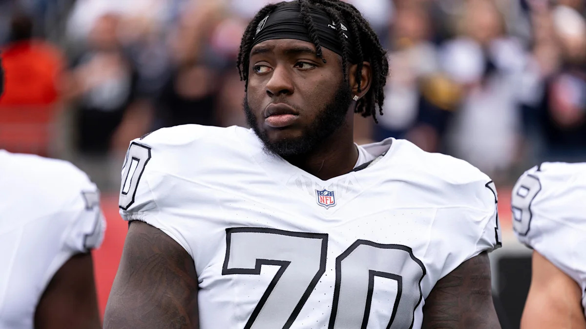 Spencer Burford com o uniforme dos Raiders antes de uma partida.