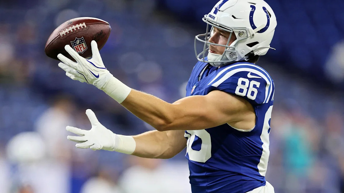Will Mallory se prepara para receber a bola no aquecimento dos Colts.