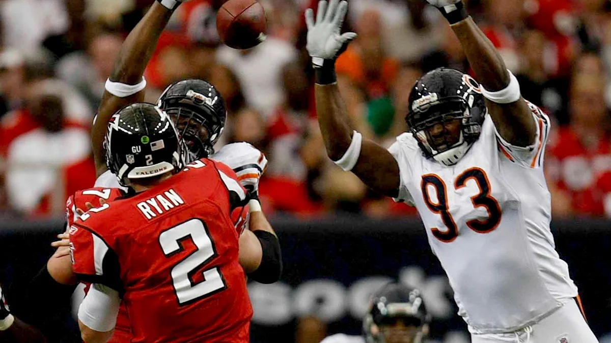 Matt Ryan lança pelos Falcons diante da pressão da defesa dos Bears em foto de arquivo.