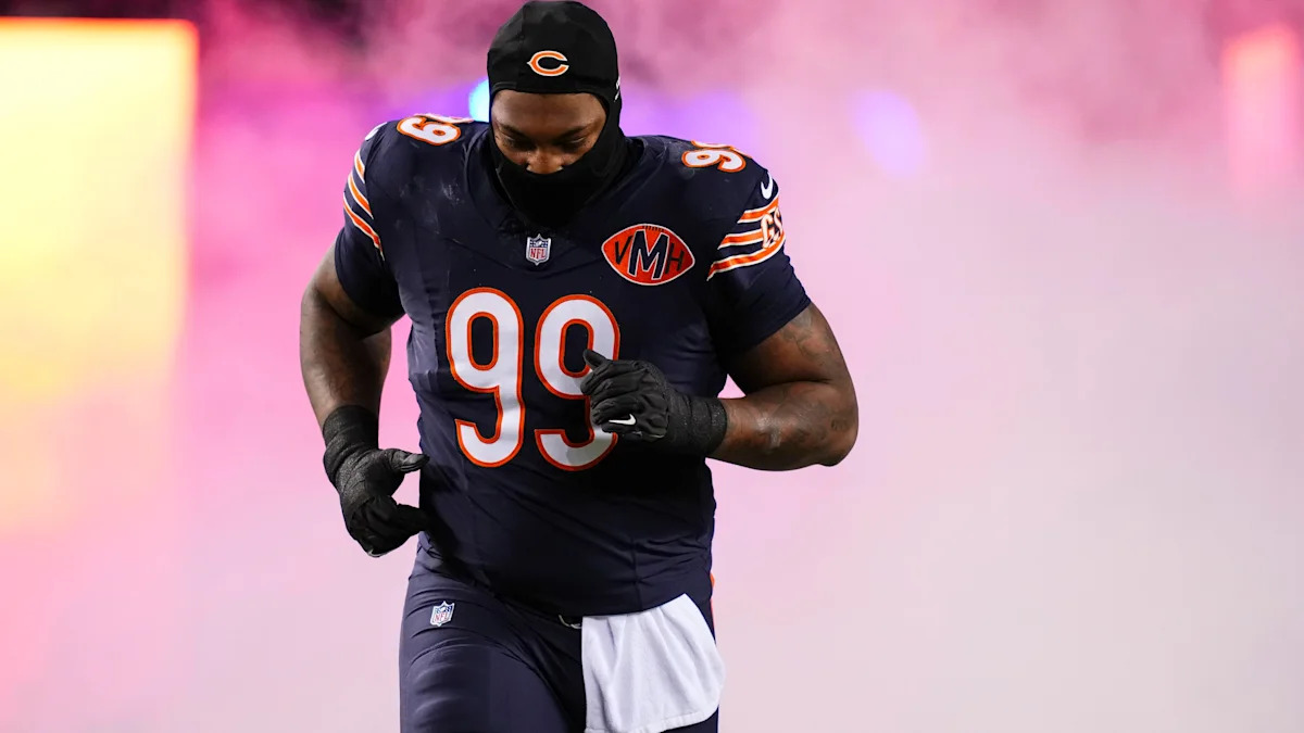 Gervon Dexter Sr. entra em campo com o uniforme dos Bears em foto de arquivo.