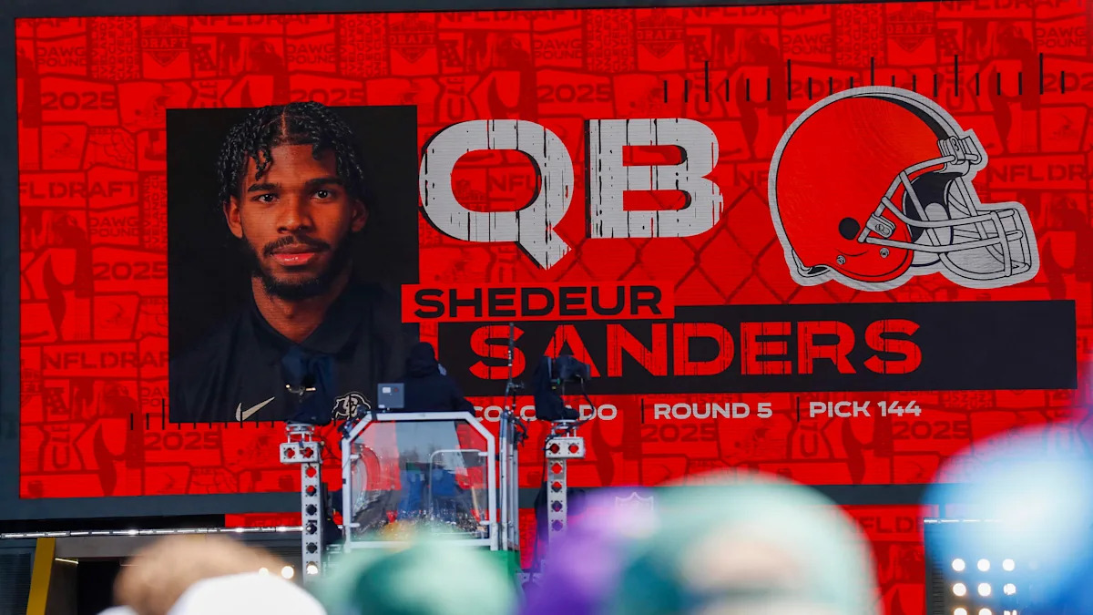 Telão anuncia a escolha de Shedeur Sanders pelos Browns durante o Draft.