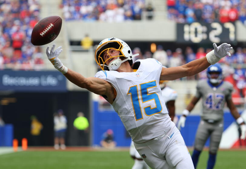 Ladd McConkey estica o braço para tentar uma recepção pelos Chargers.
