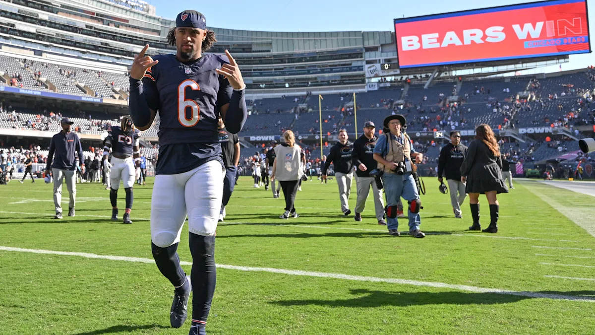 Kyler Gordon comemora em campo com o uniforme dos Bears.