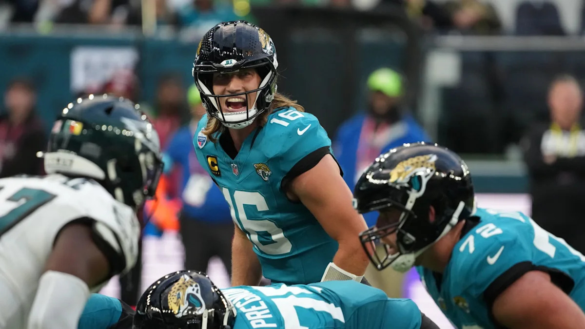 Trevor Lawrence orienta o ataque dos Jaguars antes do snap.