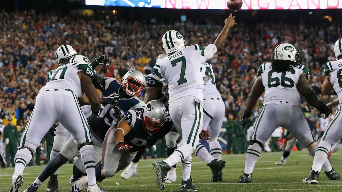 Geno Smith lança pelos Jets contra os Patriots em foto de arquivo de 2014.