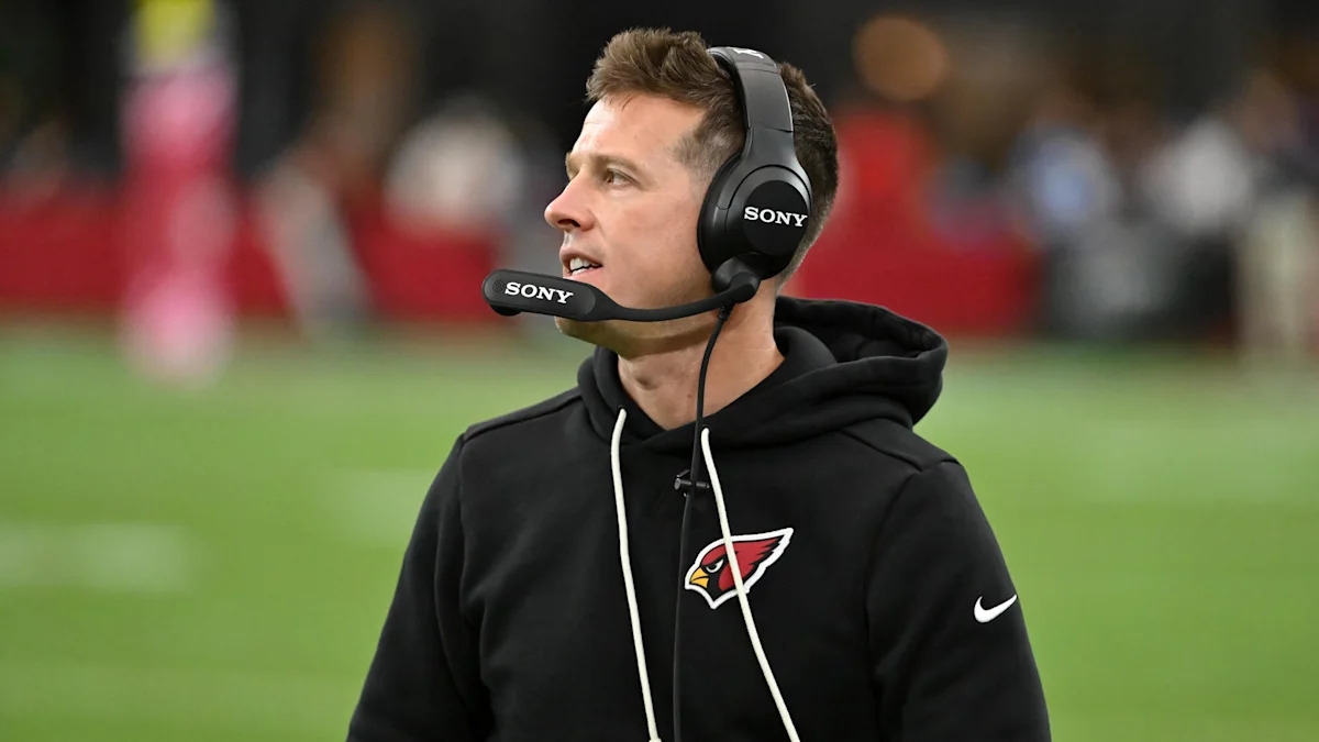 Integrante da comissão técnica dos Cardinals acompanha uma partida usando headset.