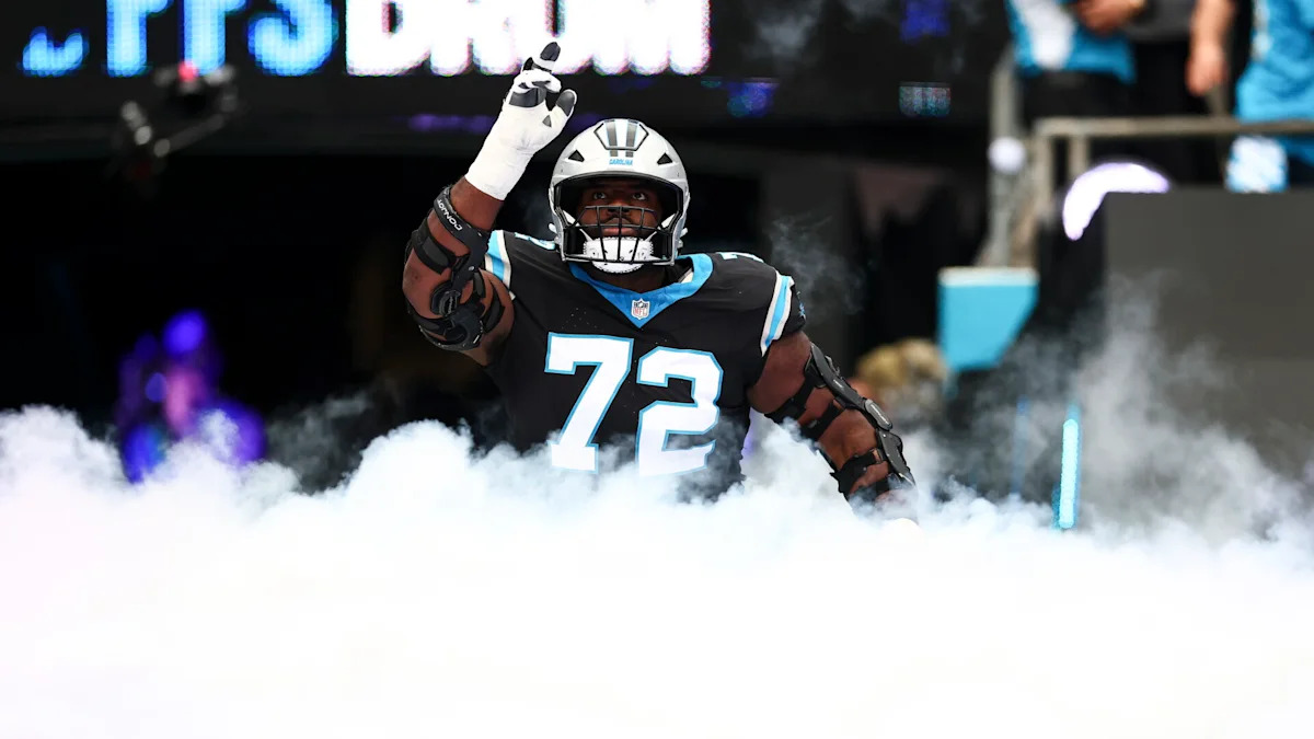 Taylor Moton entra em campo com o uniforme dos Panthers.
