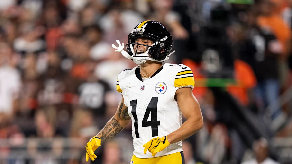Roman Wilson observa o campo com o uniforme dos Steelers.