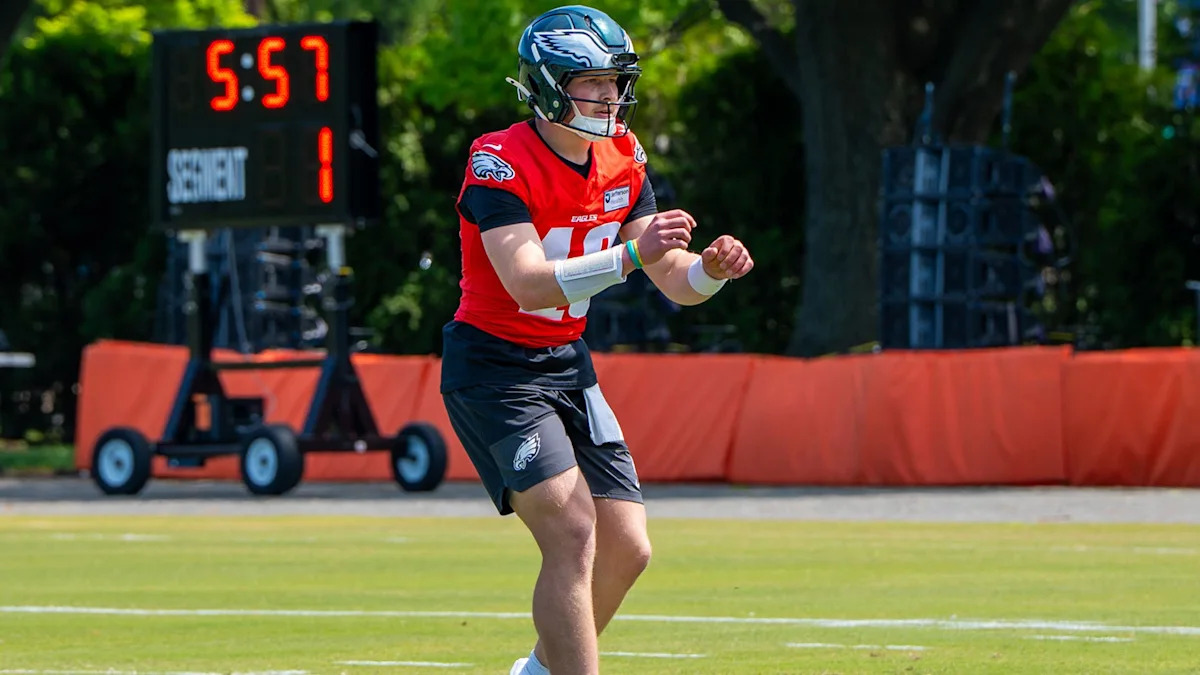 Cole Payton segura a bola durante um treino dos Eagles.