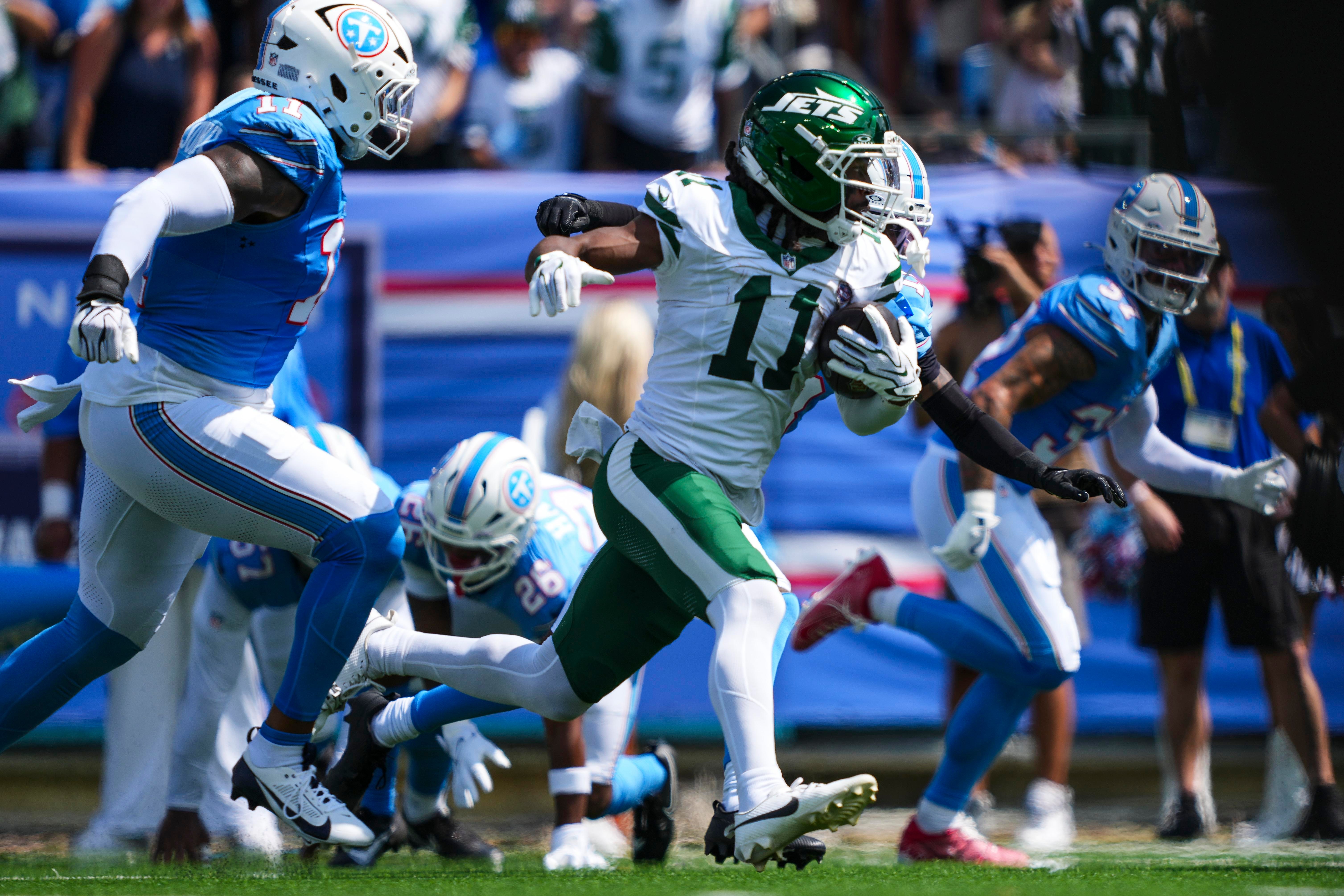Omar Cooper Jr. conduz a bola com o uniforme dos Jets contra o Tennessee Titans, em 13 de setembro de 2026.