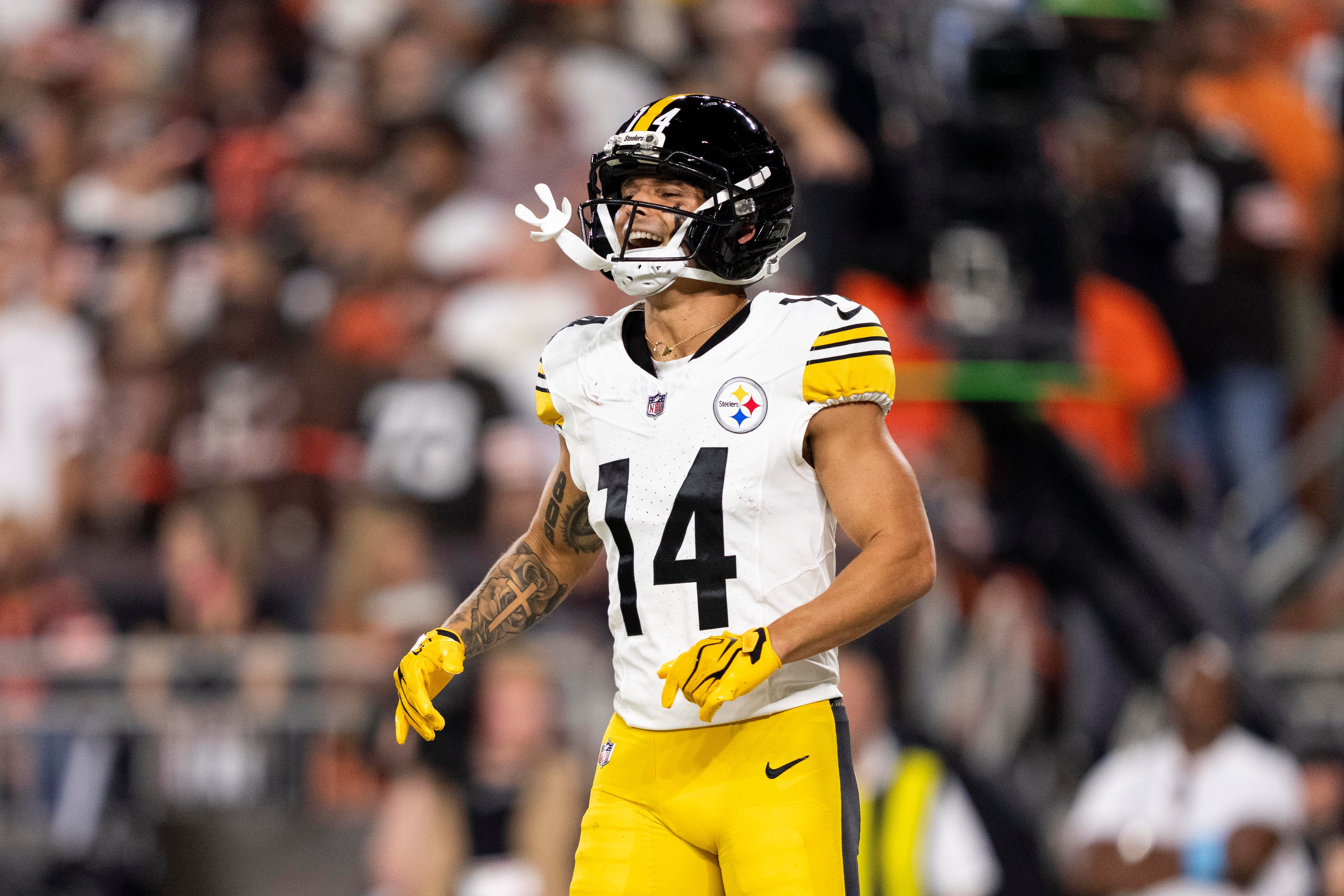 Jogador do Pittsburgh Steelers em ação durante uma partida da NFL.