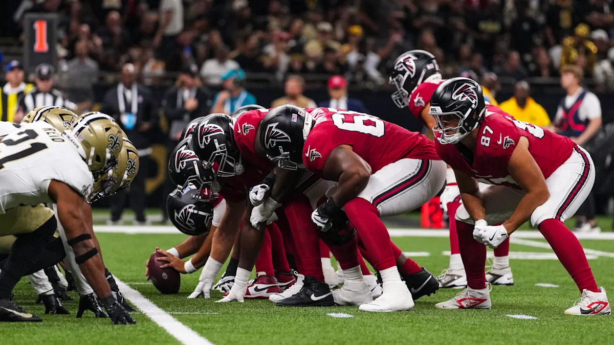 O ataque dos Falcons se posiciona diante da defesa dos Saints.