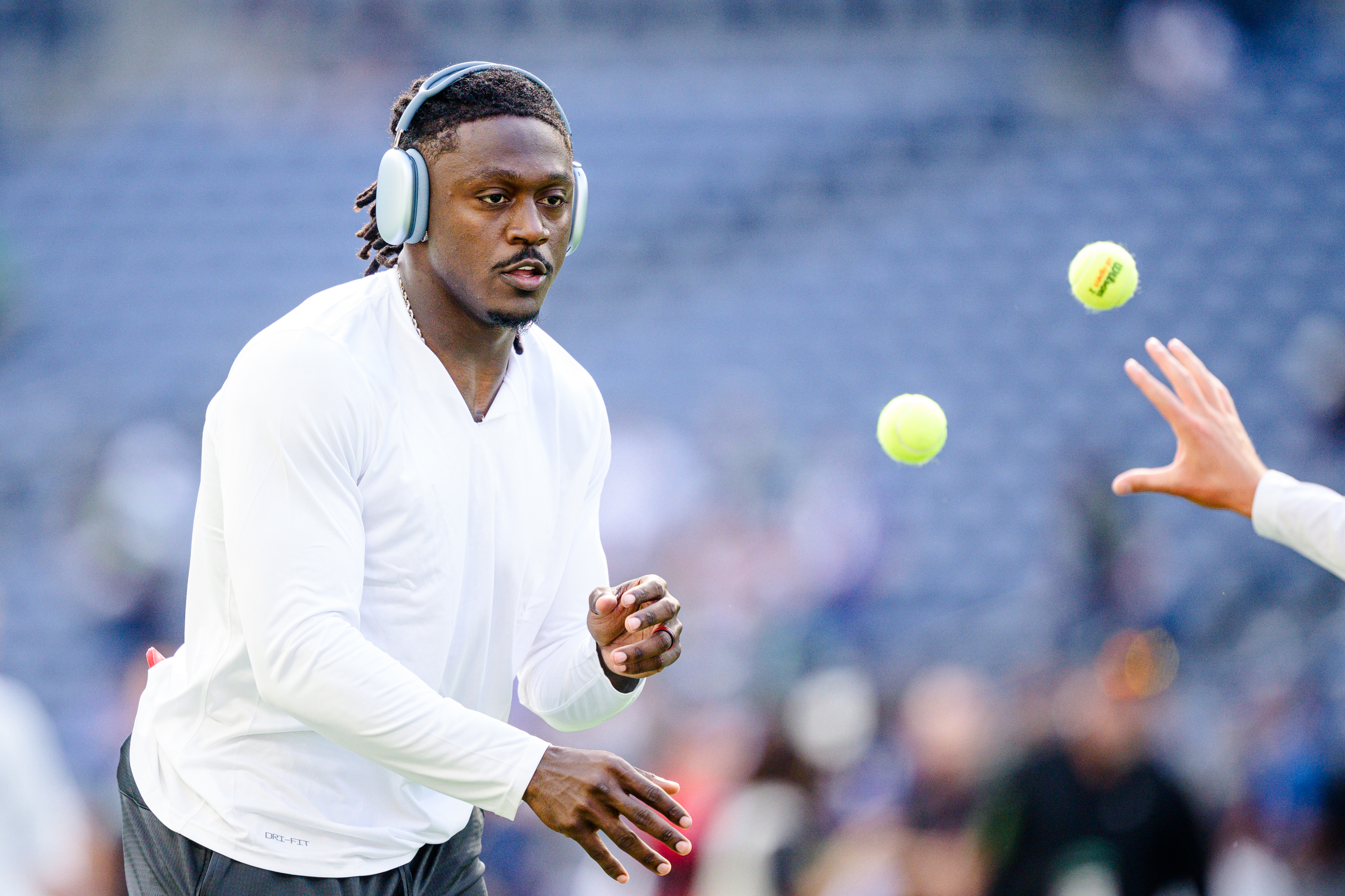 A.J. Brown participa de atividade dos Patriots antes do retorno após lesão no tornozelo.