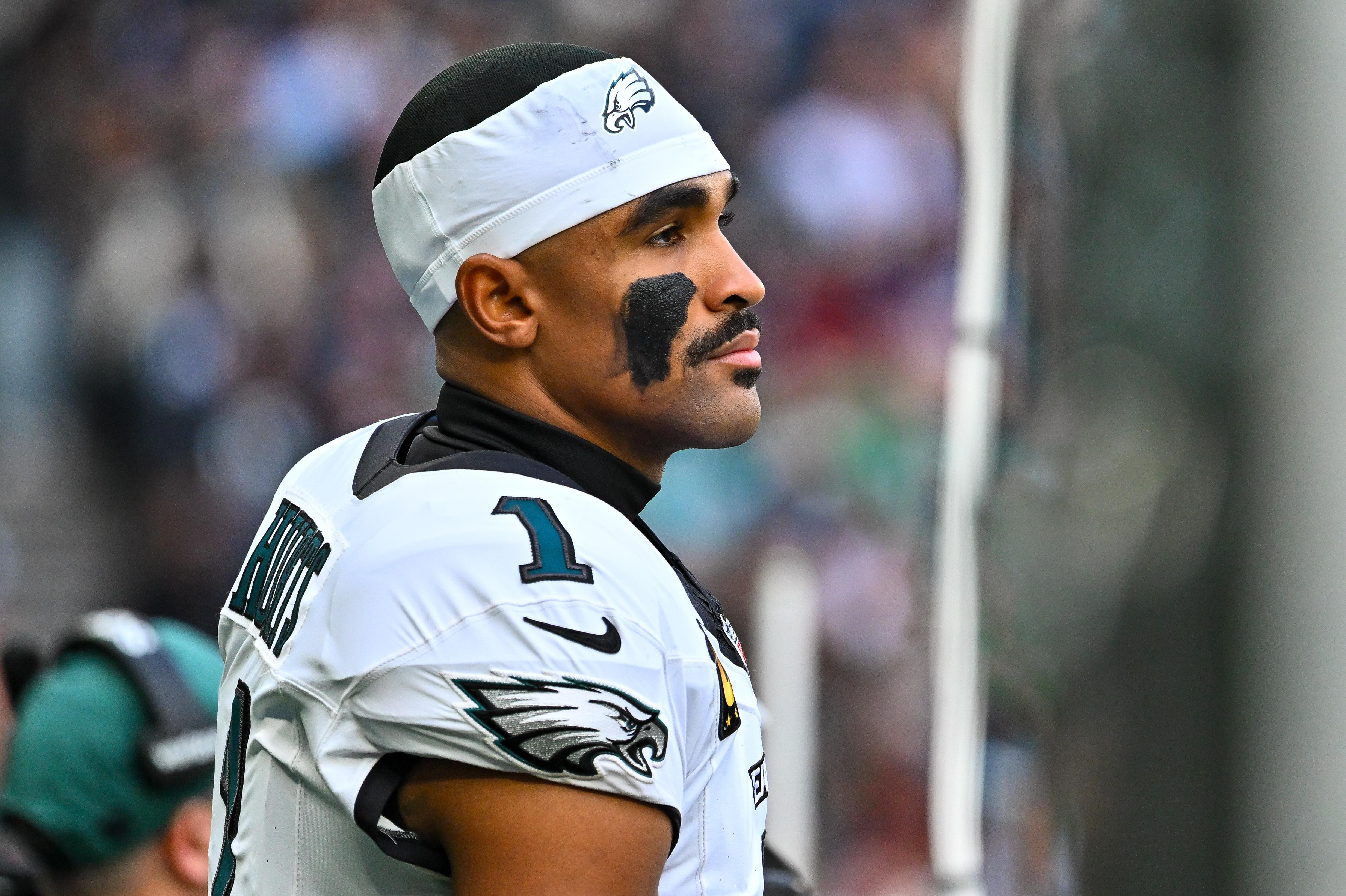 Jalen Hurts, quarterback do Philadelphia Eagles, se prepara para receber o snap contra o Rams em 4 de outubro de 2026.