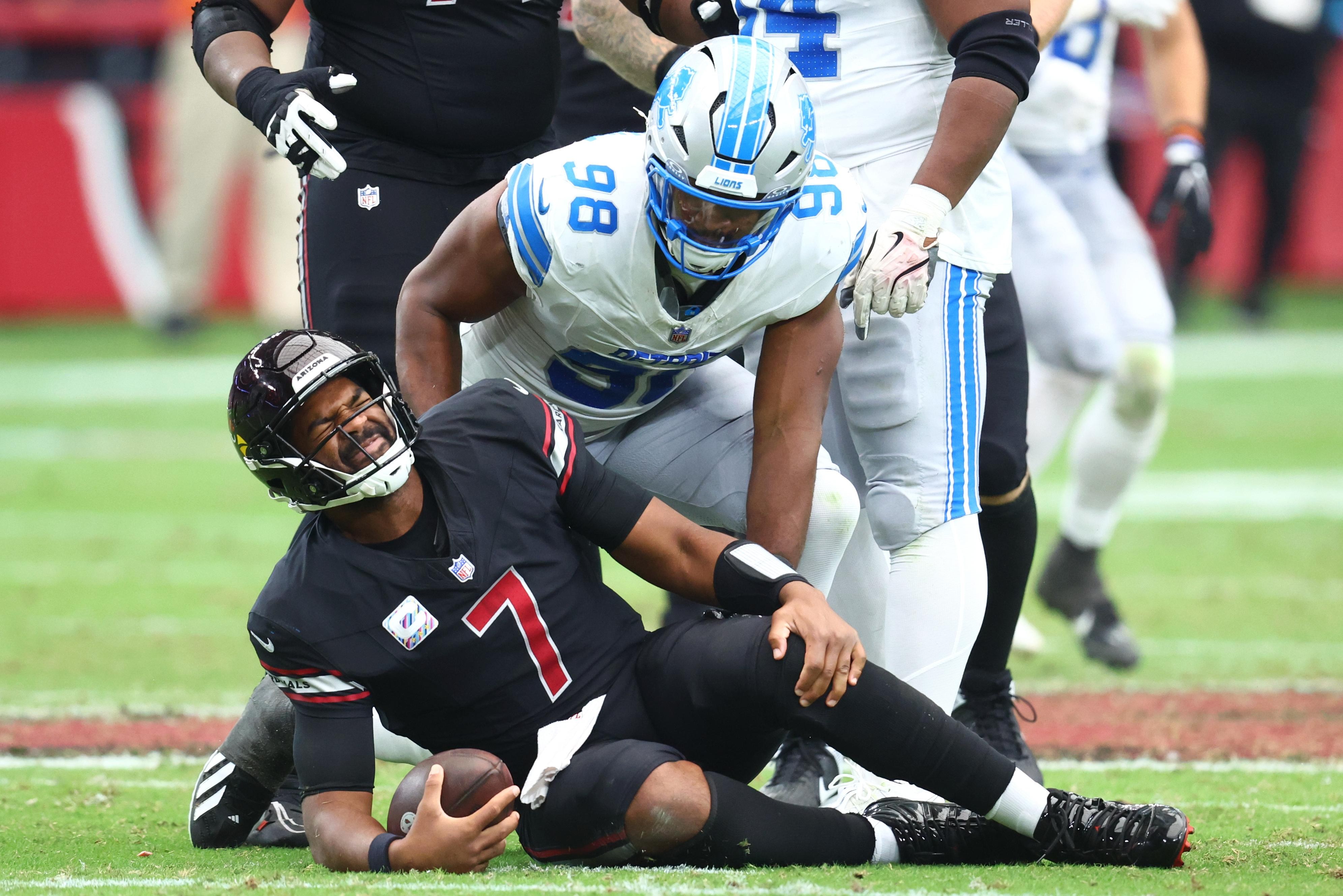 DJ Wonnum, do Detroit Lions, e Jacoby Brissett, do Arizona Cardinals, durante partida em 11 de outubro de 2026.