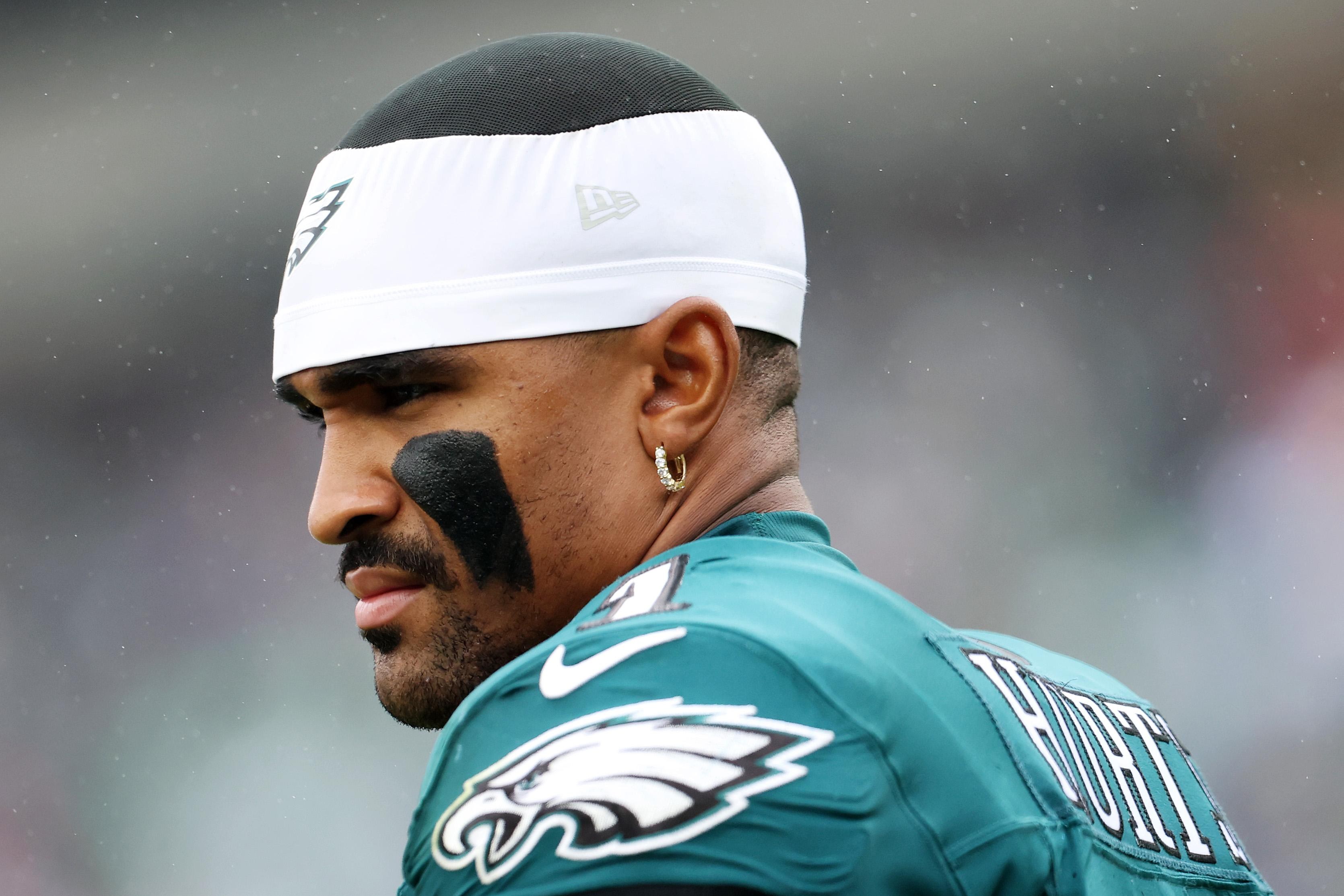Jalen Hurts observa o campo durante partida do Philadelphia Eagles contra o Los Angeles Rams, em 4 de outubro de 2026.