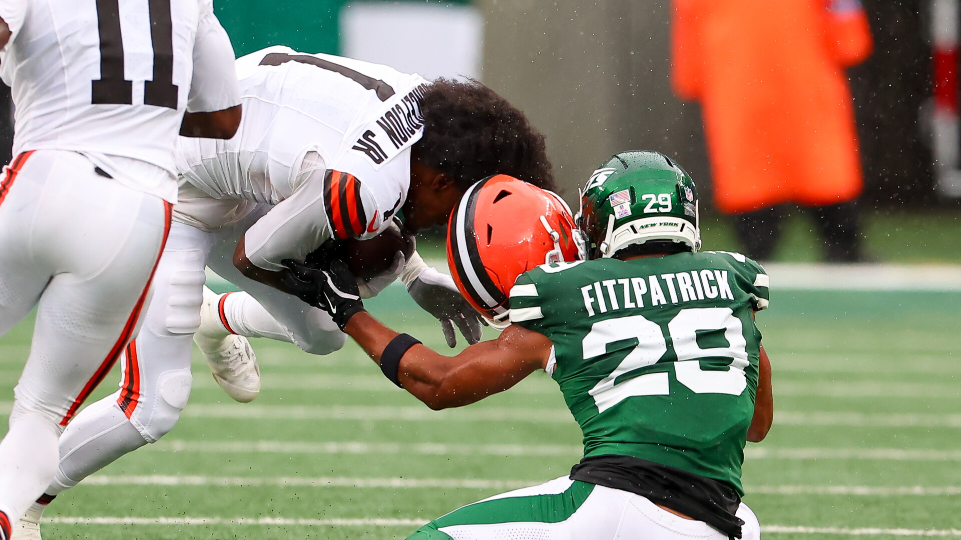 Minkah Fitzpatrick, safety do New York Jets, faz uma placagem contra o Cleveland Browns.