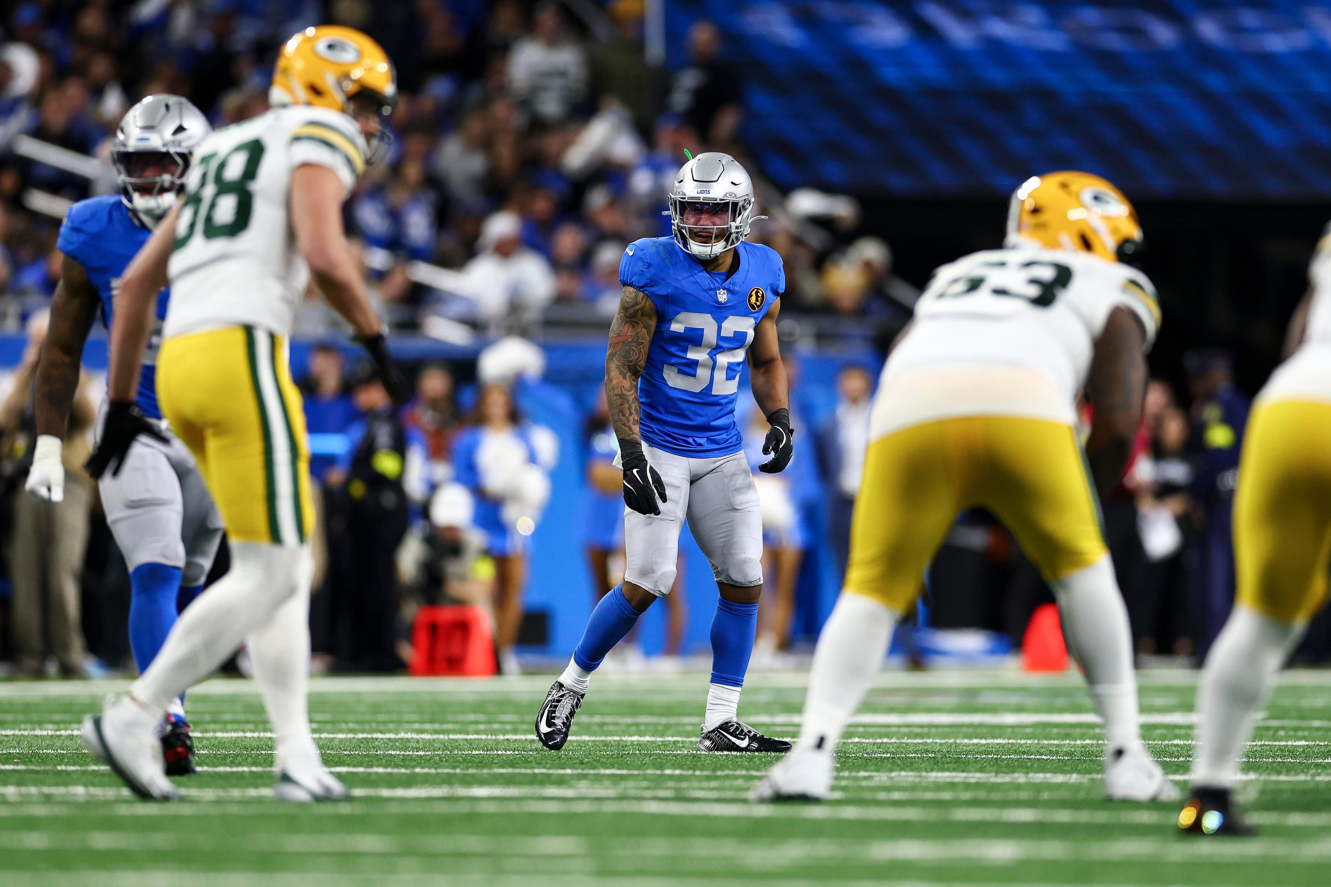 Brian Branch se posiciona contra os Packers em Detroit, em 27 de novembro de 2025.