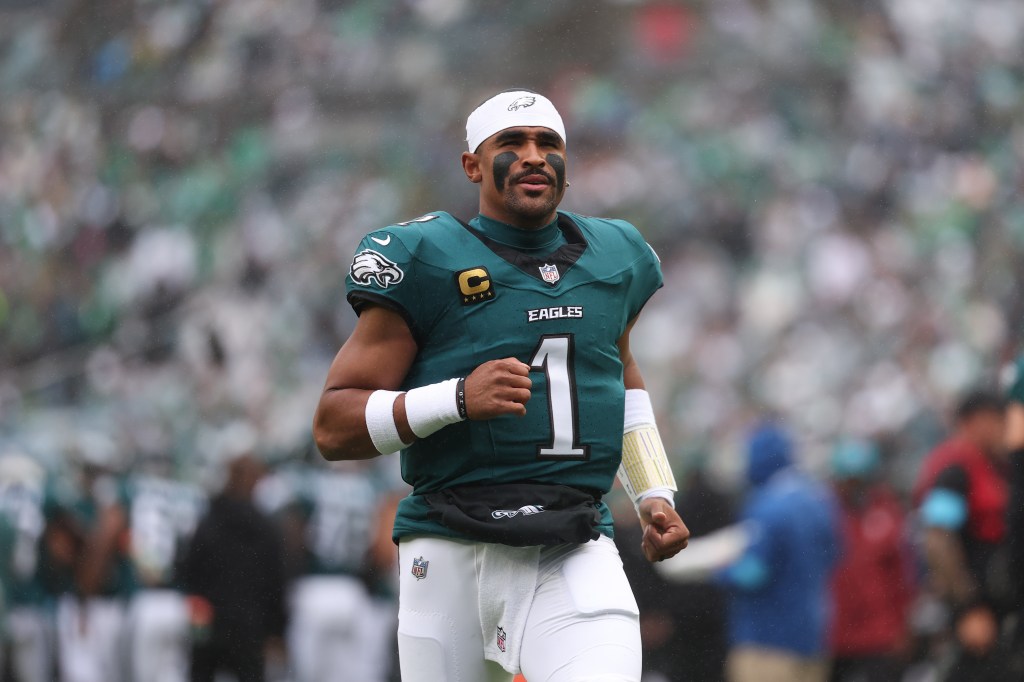 Jalen Hurts, quarterback do Philadelphia Eagles, antes do jogo contra os Rams em 4 de outubro de 2026.