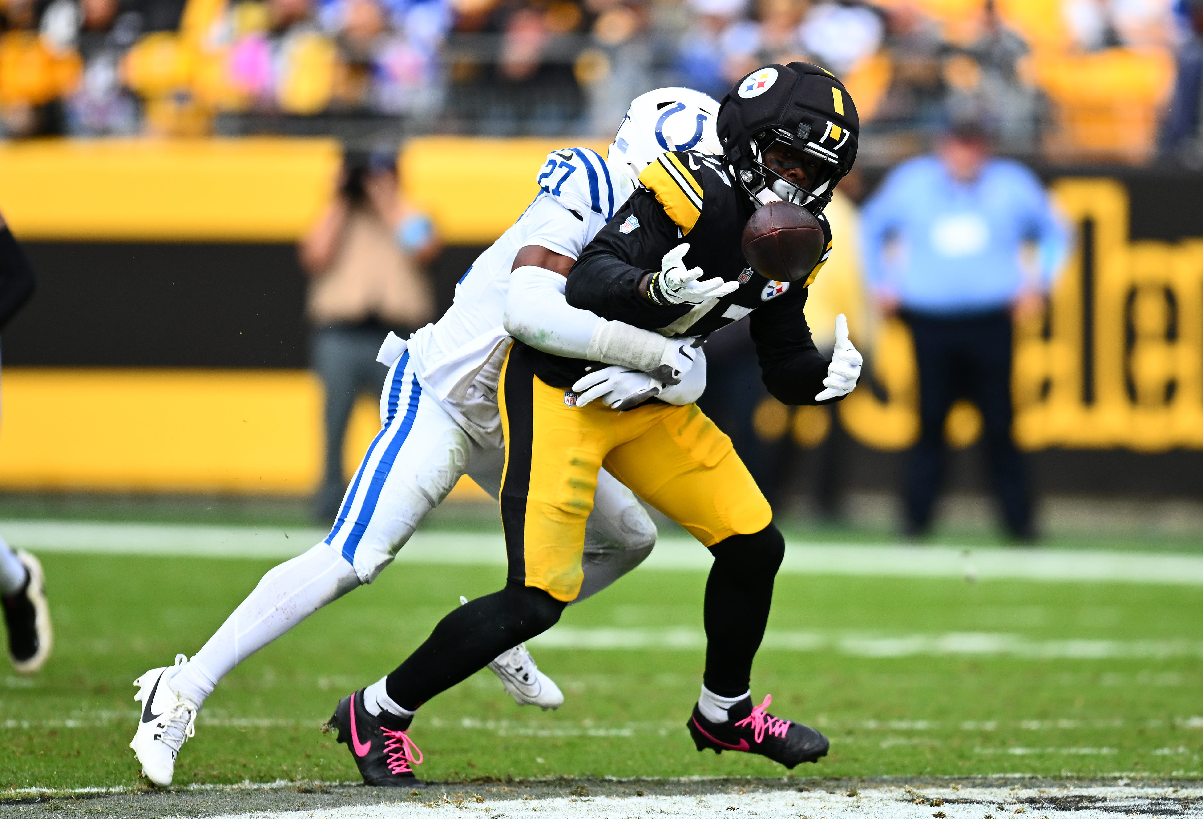 Recebedor do Pittsburgh Steelers tenta a recepção contra o Indianapolis Colts.