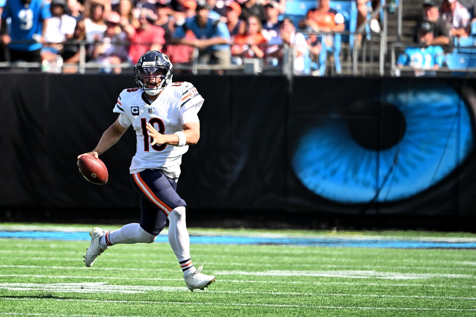 Caleb Williams, quarterback dos Bears, com a bola contra os Panthers em 13 de setembro de 2026.