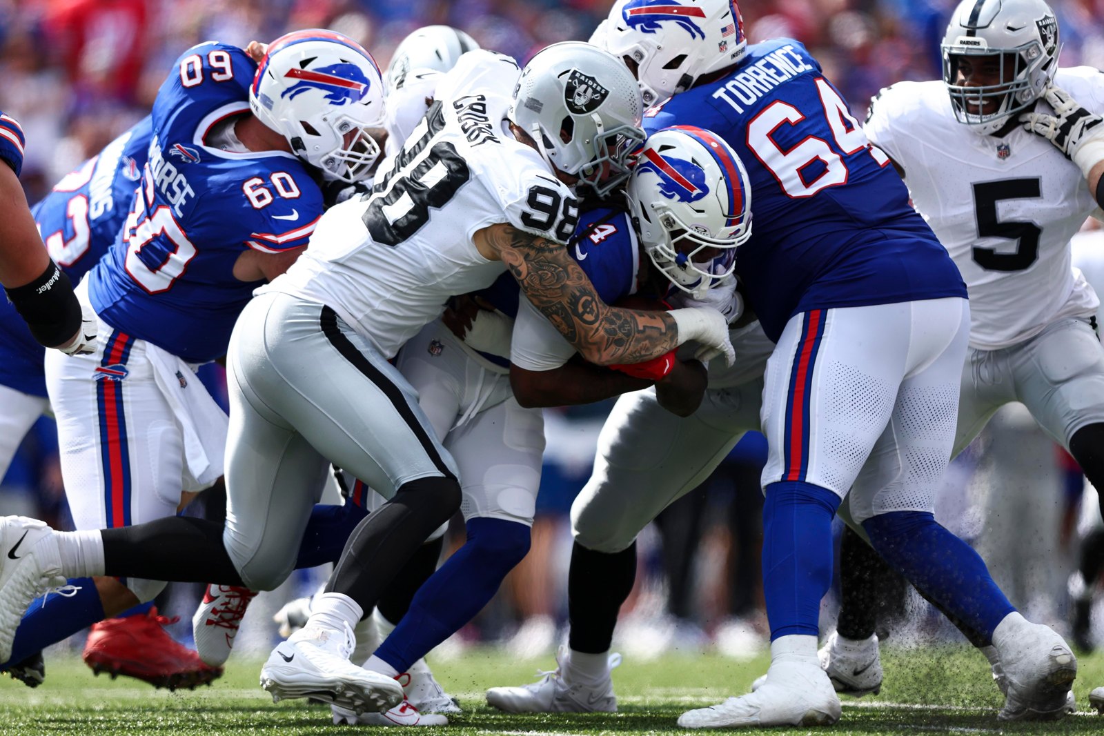 Maxx Crosby, dos Raiders, derruba James Cook, dos Bills, durante partida da NFL em 17 de setembro de 2023, em Orchard Park, Nova York.