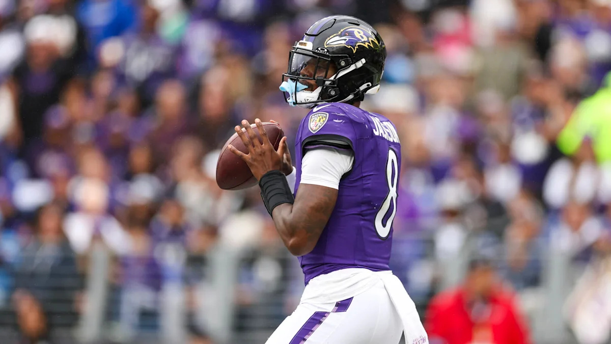 Lamar Jackson prepara um passe pelos Baltimore Ravens.