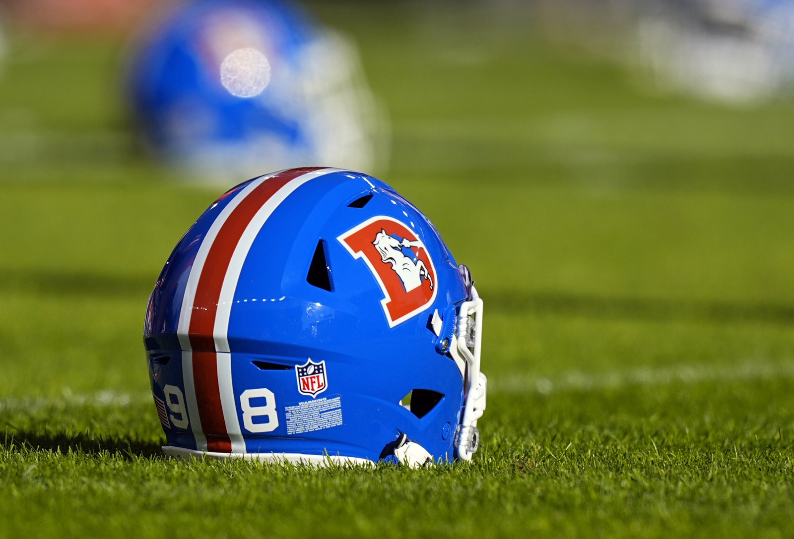 Capacete do Denver Broncos, franquia em que John Beake trabalhou por mais de duas décadas.