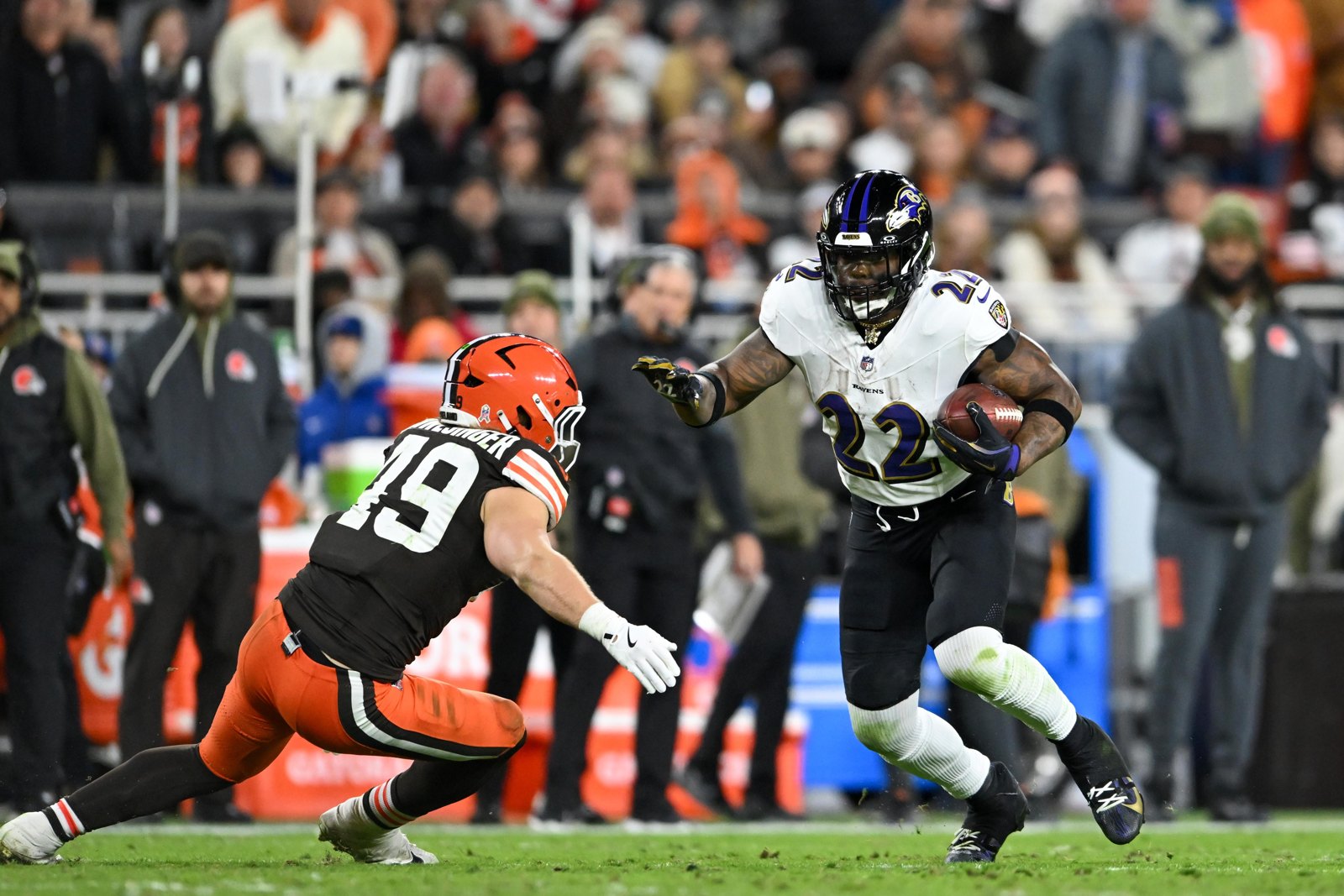 Derrick Henry, running back dos Ravens, carrega a bola contra os Browns no terceiro quarto, em 16 de novembro de 2025, em Cleveland.