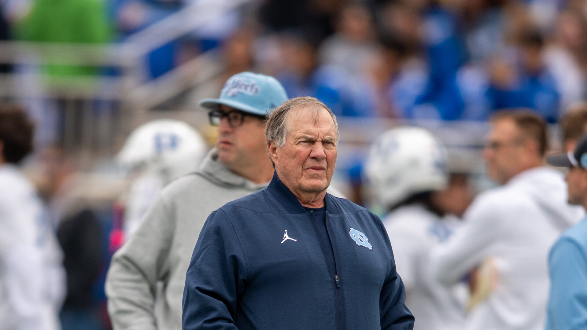 Bill Belichick, técnico de North Carolina, à beira do campo.
