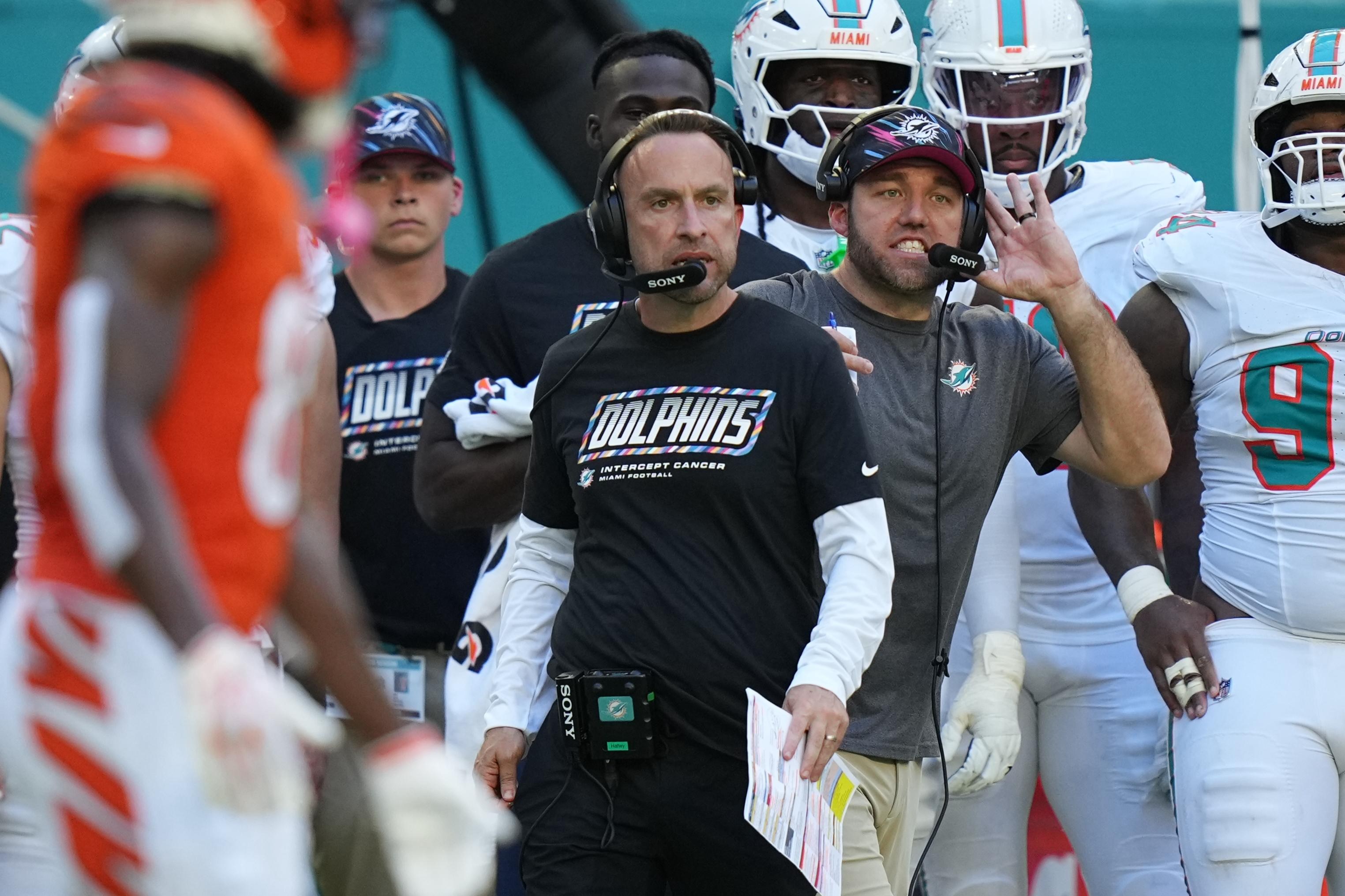 Jeff Hafley, técnico dos Dolphins, observa a partida contra o Cincinnati Bengals em 11 de outubro de 2026, em Miami Gardens.