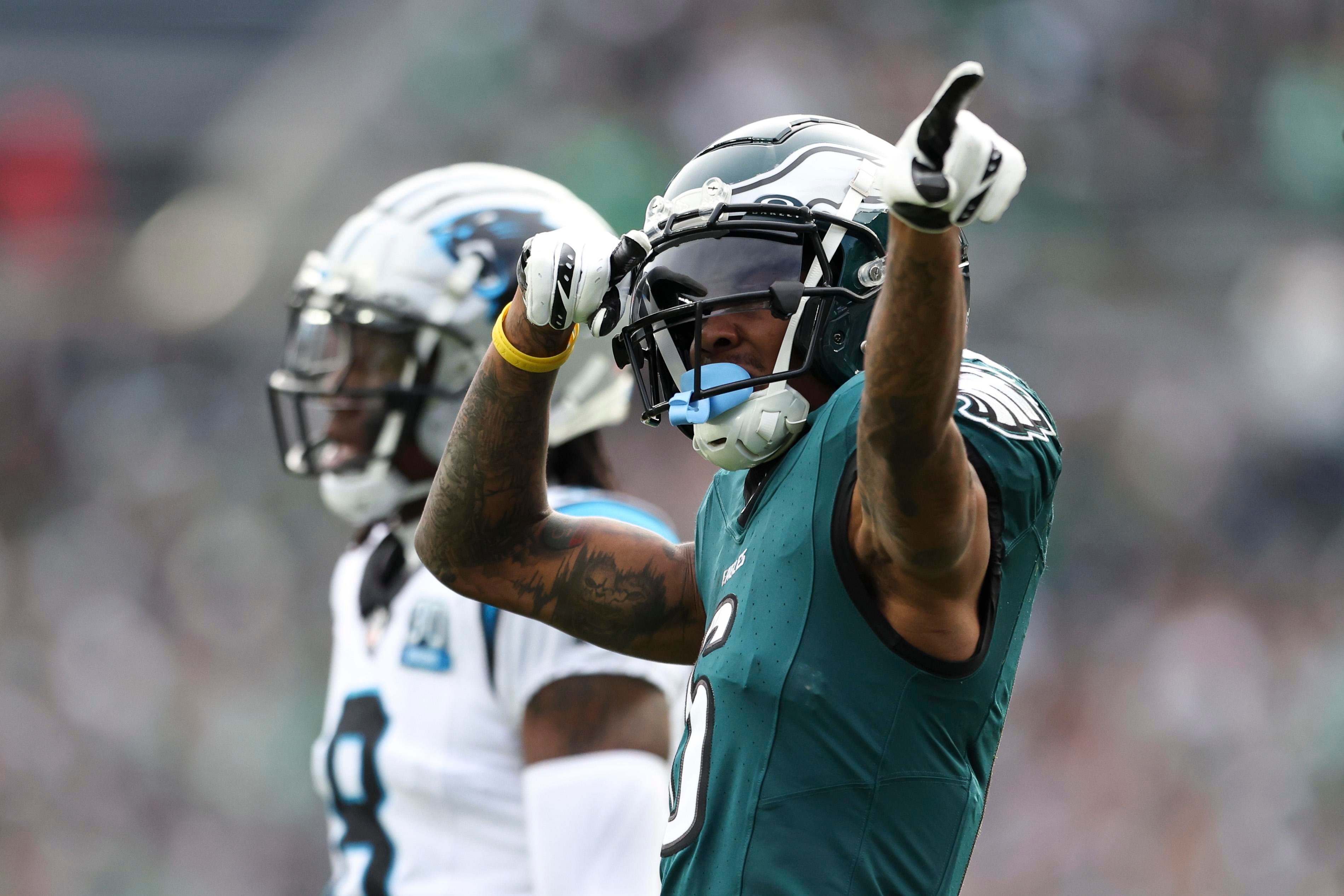 DeVonta Smith, dos Eagles, gesticula durante partida contra os Panthers em 8 de dezembro de 2024, na Filadélfia.