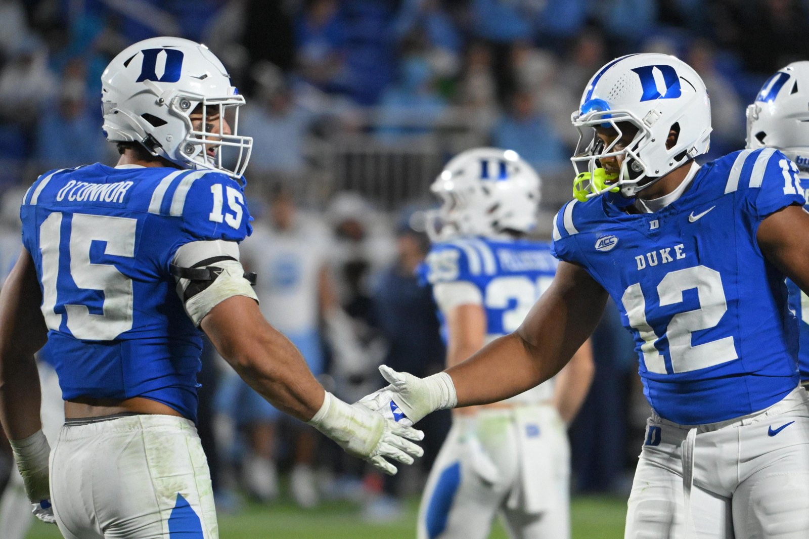 Os defensores de Duke Kevin O’Connor e Bryce Davis comemoram durante o quarto período contra North Carolina, em 17 de outubro de 2026, em Durham.