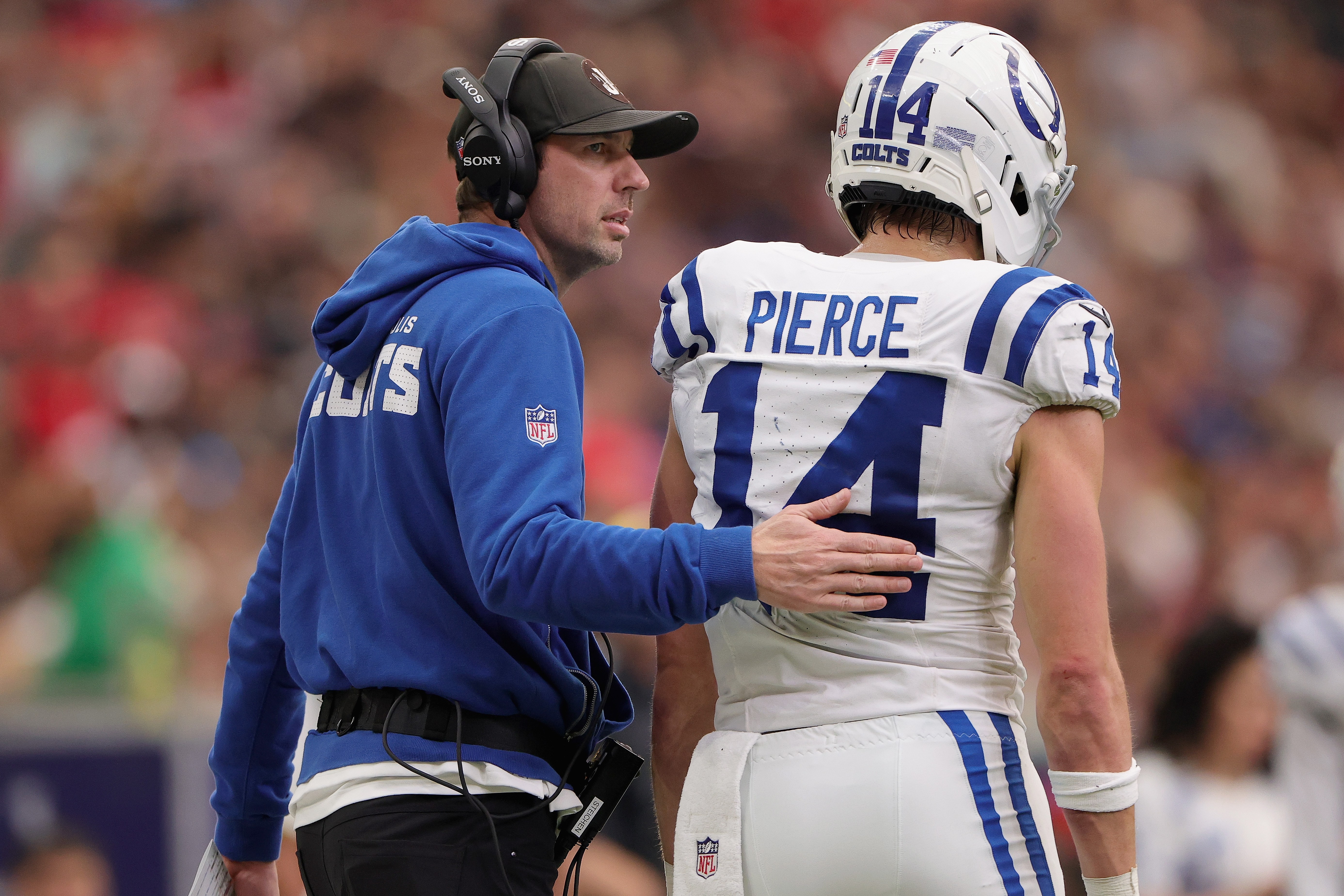 Shane Steichen acompanha Alec Pierce após expulsão contra o Texans, em 4 de janeiro de 2026. Foto de arquivo.