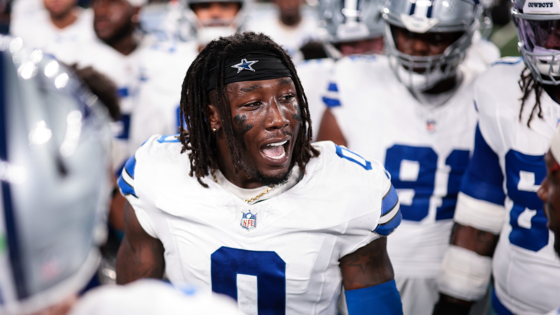 DeMarvion Overshown conversa com companheiros antes do jogo contra os Giants, em 13 de setembro de 2026, no MetLife Stadium, em East Rutherford, Nova Jersey.